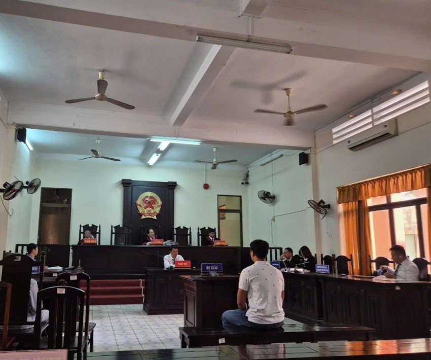 Toàn cảnh phiên toà xét xử vụ án Cố ý gây thương tích tại TAND tỉnh An Giang sáng ngày 10/12. Toàn cảnh phiên toà xét xử vụ án Cố ý gây thương tích tại TAND tỉnh An Giang sáng ngày 10/12.