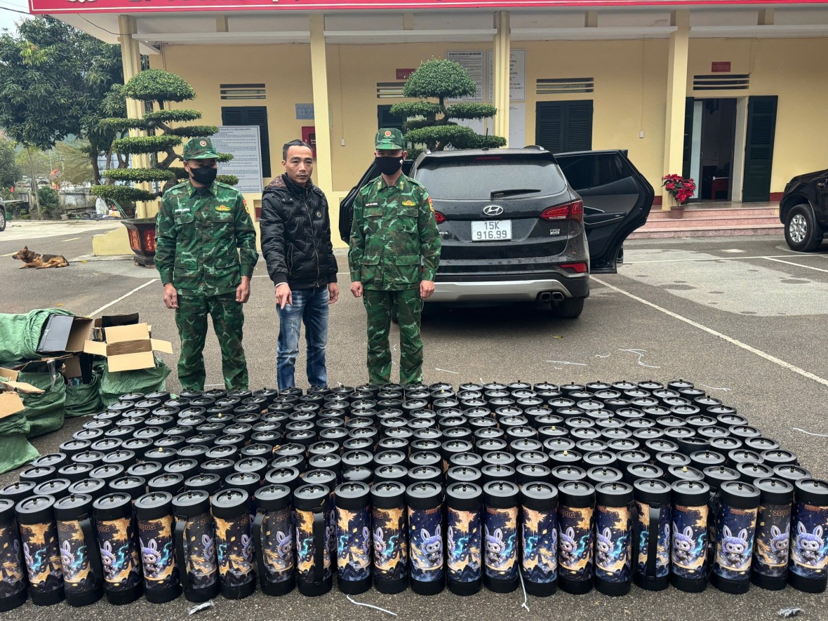 Bắt giữ 224 bình khí cười trên tuyến biên giới Hoành Mô Bắt giữ 224 bình khí cười trên tuyến biên giới Hoành Mô