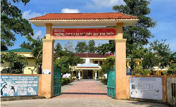 Vụ 40 học sinh bị ngộ độc: Hiệu phó bất ngờ xuất hiện trong phòng làm việc trong thời gian bị đình chỉ công tác Vụ 40 học sinh bị ngộ độc: Hiệu phó bất ngờ xuất hiện trong phòng làm việc trong thời gian bị đình chỉ công tác