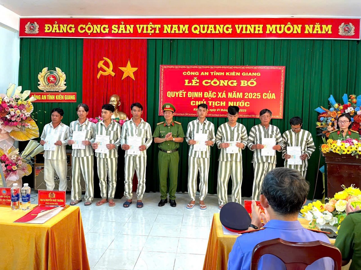 Quảng Ninh: Trao quyết định đặc xá cho 23 phạm nhân dịp 30/4 Quảng Ninh: Trao quyết định đặc xá cho 23 phạm nhân dịp 30/4