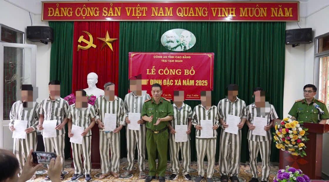 Quảng Ninh: Trao quyết định đặc xá cho 23 phạm nhân dịp 30/4 Quảng Ninh: Trao quyết định đặc xá cho 23 phạm nhân dịp 30/4