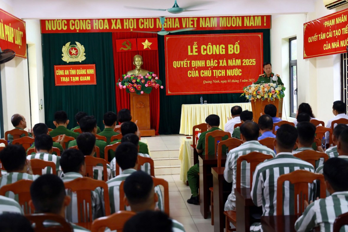 Trao quyết định đặc xá cho các phạm nhân dịp 30/4 Trao quyết định đặc xá cho các phạm nhân dịp 30/4