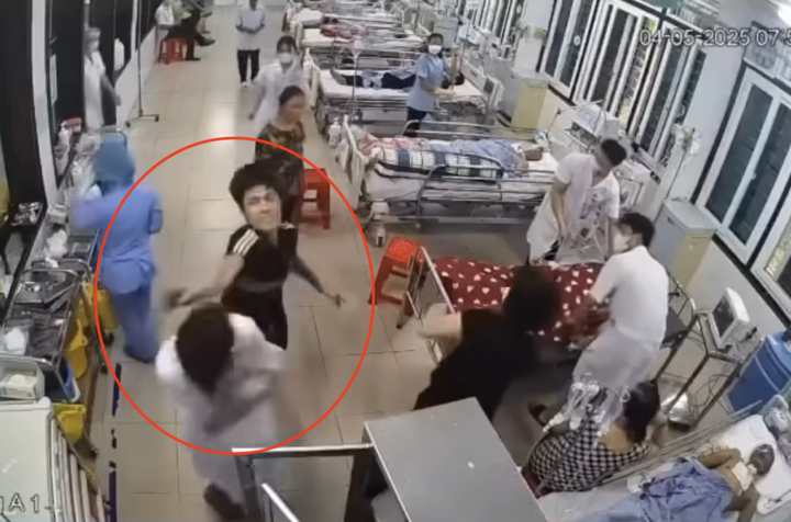 Hình ảnh người đàn ông tát, đấm liên tiếp vào mặt, đầu nhân viên y tế.