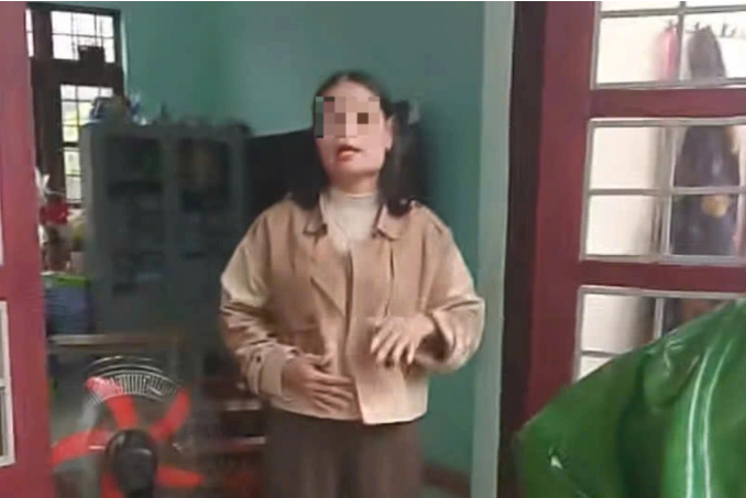 Vụ 40 học sinh bị ngộ độc: Hiệu phó bất ngờ xuất hiện trong phòng làm việc trong thời gian bị đình chỉ công tác Vụ 40 học sinh bị ngộ độc: Hiệu phó bất ngờ xuất hiện trong phòng làm việc trong thời gian bị đình chỉ công tác