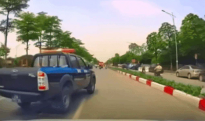 Xe biển xanh tạt đầu các xe khác.