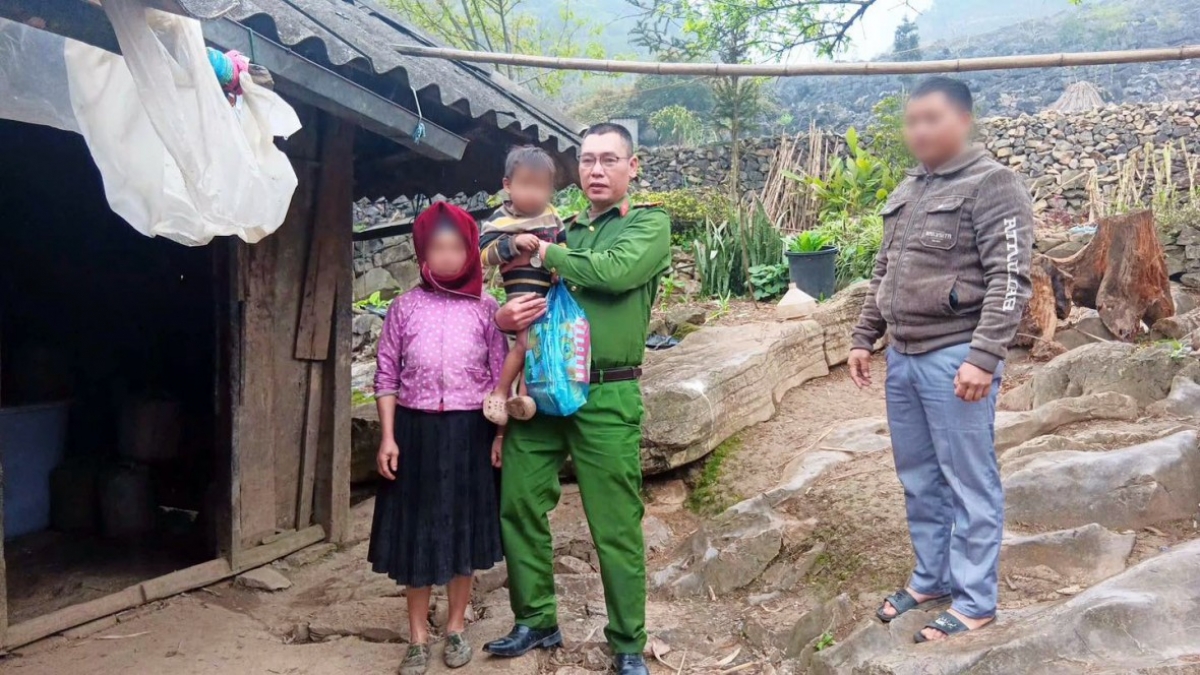 Thiếu tá công an kịp thời cứu bé 3 tuổi ngừng thở dưới bể nước