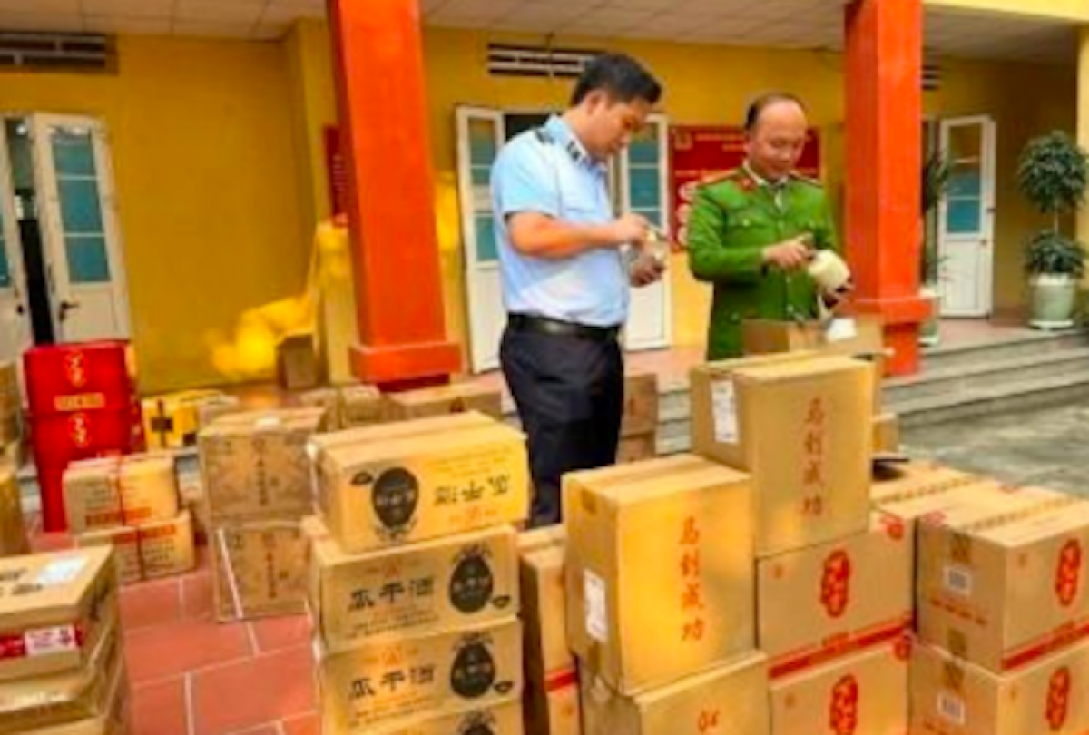 Kiểm tra cơ sở kinh doanh phát hiện hơn 2000 chai rượu không rõ nguồn gốc