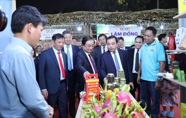 Các đại biểu tham quan gian hàng tại Festival OCOP Việt Nam 2025. (Ảnh: VGP)