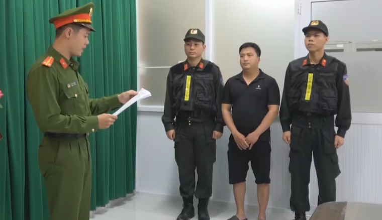 Đường dây dùng hóa chất tạo thịt bò giả bán cho hàng loạt quán ăn ở TP.HCM