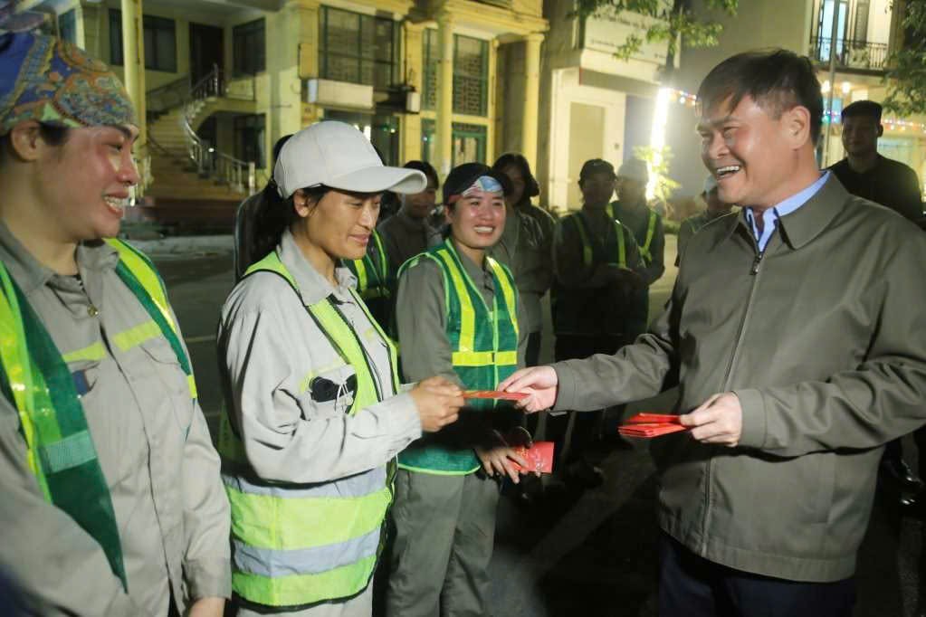 Quảng Ninh: Lãnh đạo tỉnh động viên CSGT, công nhân môi trường trong đêm Giao thừa