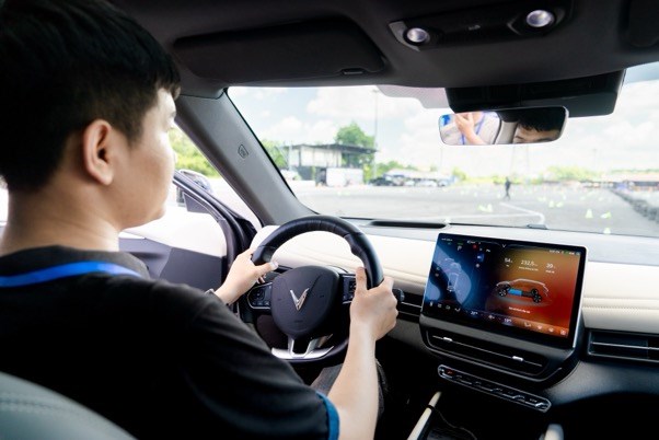 VinFast VF 7 lăn bánh chỉ từ hơn 700 triệu đồng: Không có đối thủ trong phân khúc C-SUV - Ảnh 2