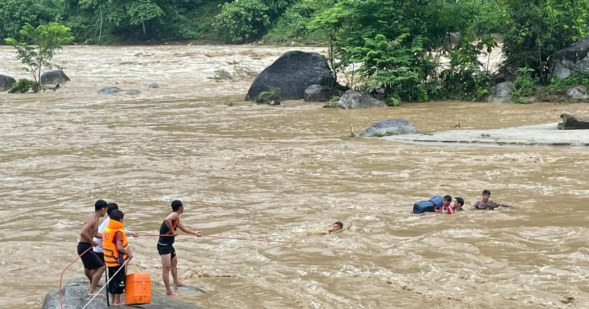 Công an xã Bum Nưa phối hợp Đồn Biên phòng Pa Vệ Sử giải cứu thành công 03 cháu bé giữa dòng lũ