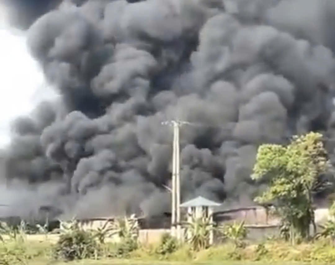 Cột khói đen bốc cao khu vực Trại giam Quảng Ninh Cột khói đen bốc cao khu vực Trại giam Quảng Ninh