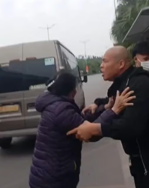 Cụ bà gần 80 tuổi bị phụ xe limousine khu vực bến xe Bãi Cháy hành hung