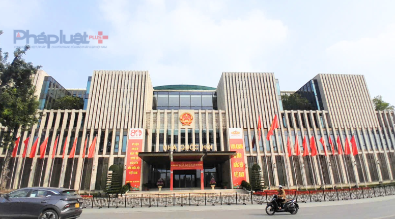 Phố phường Hà Nội rực rỡ cờ hoa chào mừng Đại hội XIV của Đảng