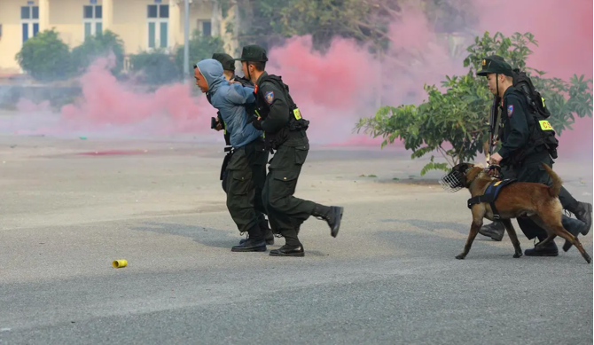 Lực lượng chiến sĩ mô phỏng tình huống trấn áp tội phạm, bắt gọn đối tượng nguy hiểm.