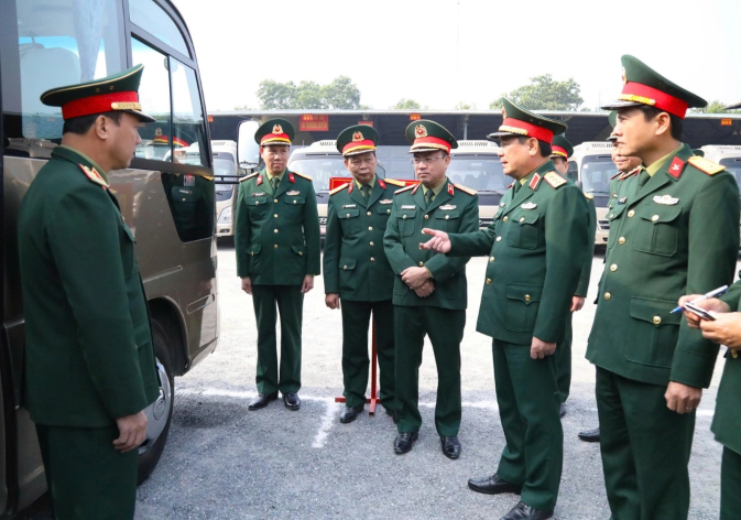 Thượng tướng Lê Huy Vịnh (thứ ba từ phải qua trái) kiểm tra công tác chuẩn bị đưa, đón đại biểu dự Đại hội Đảng lần thứ XIV 