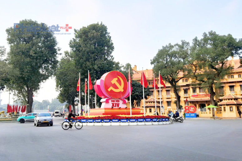 Phố phường Hà Nội rực rỡ cờ hoa chào mừng Đại hội XIV của Đảng