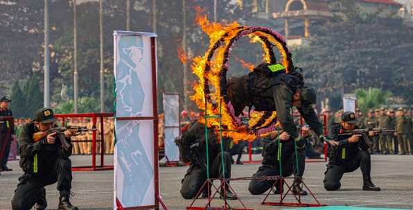 Cảnh sát đặc nhiệm thực hành kỹ năng chiến đấu, vượt vật cản trong tình huống tác chiến.