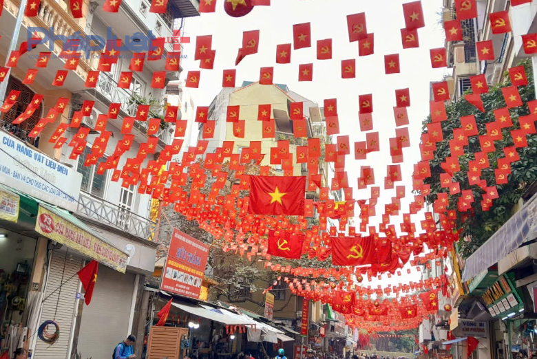 Phố phường Hà Nội rực rỡ cờ hoa chào mừng Đại hội XIV của Đảng