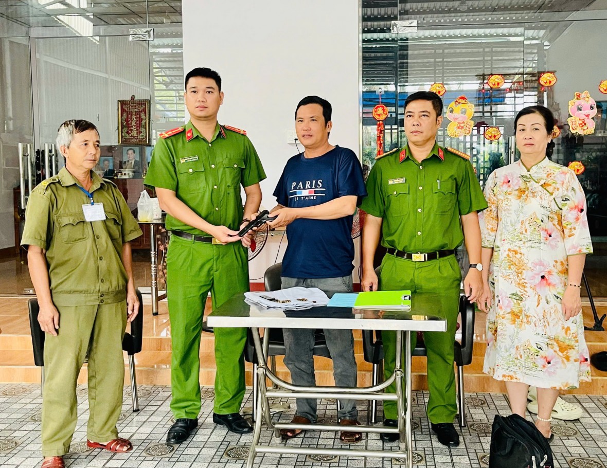 Cà Mau: Vận động, thu hồi vũ khí - tạo lá chắn an ninh vững chắc từ cơ sở Cà Mau: Vận động, thu hồi vũ khí - tạo lá chắn an ninh vững chắc từ cơ sở