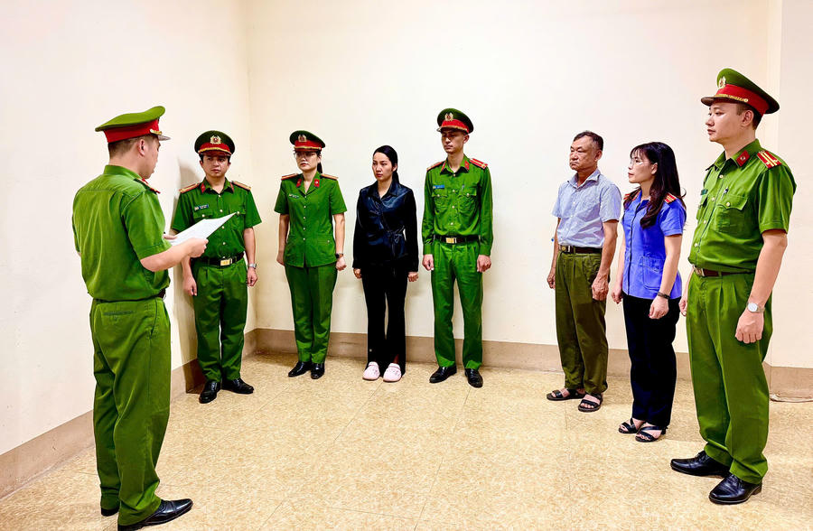 Cơ quan chức năng thi hành các quyết định tố tụng đối với Lê Kim Anh. (Ảnh: CALC)