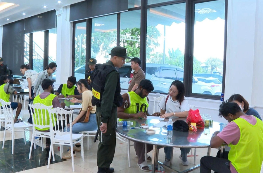 Công an làm việc với các đối tượng trong đường dây lừa đảo (Ảnh: Công an Thanh Hóa).