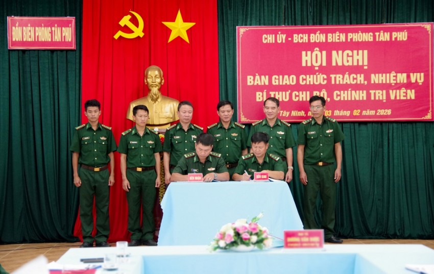 BĐBP Tây Ninh: Bàn giao chức vụ Bí thư Chi bộ, Chính trị viên Đồn Biên phòng Tân Phú