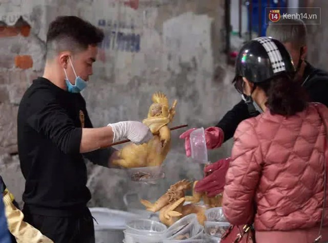 Ph&iacute;a b&ecirc;n trong c&aacute;c cửa h&agrave;ng, nh&acirc;n vi&ecirc;n li&ecirc;n tục luộc v&agrave; trang tr&iacute; để đảm bảo phục vụ kh&aacute;ch h&agrave;ng