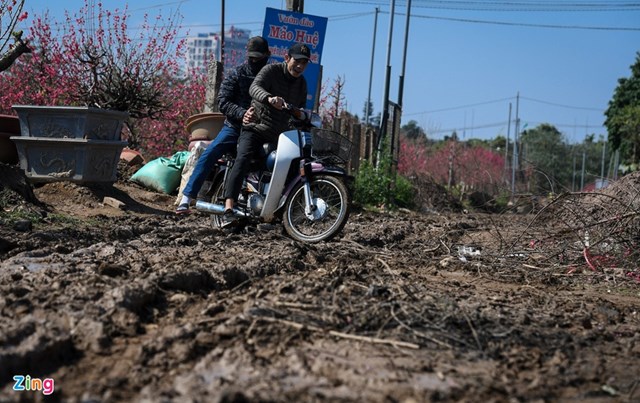 Sau cơn mưa ng&agrave;y 28 Tết, đường ở đ&acirc;y lầy lội khiến việc di chuyển rất kh&oacute; khăn.