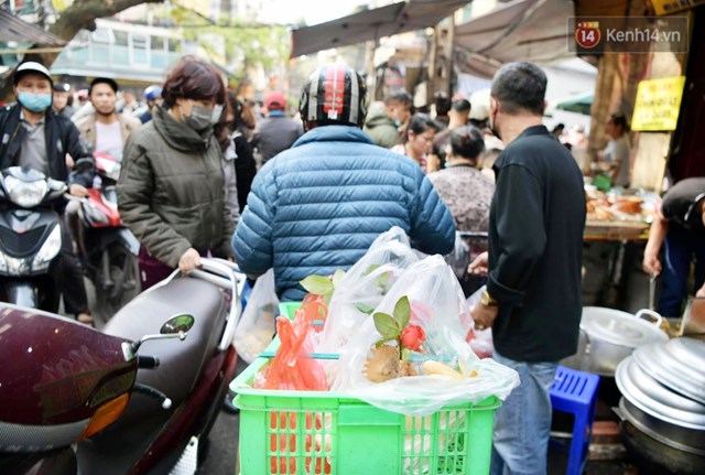 C&aacute;nh shipper bận rộn chuyển c&aacute;c vận đơn được đặt trước