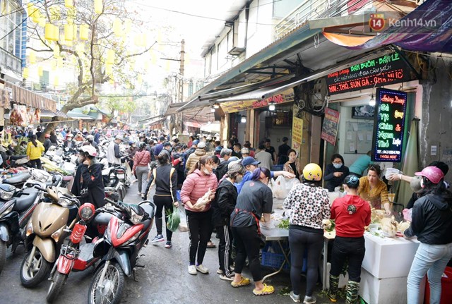 Chợ gà cúng 30 Tết hỗn loạn, giành giật để mua dù giá gà tăng cao cả triệu đồng/con - Ảnh 1