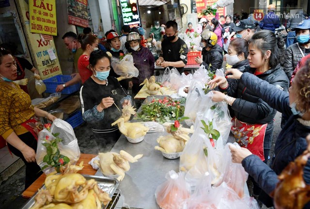 Chợ H&agrave;ng B&egrave; nổi tiếng với g&agrave; ngậm hoa hồng, x&ocirc;i gấc v&agrave; c&aacute;c đồ ăn sẵn s&aacute;ng 30 Tết kh&aacute; tấp nập