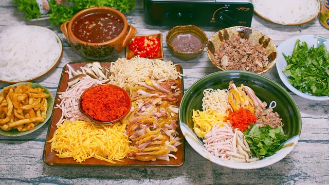 Chị Hoa Quỳnh, đang sinh sống ở Nhật, chia sẻ m&acirc;m cơm tất ni&ecirc;n xa nh&agrave; với m&oacute;n b&uacute;n thang chuẩn bị H&agrave; Nội.&nbsp;