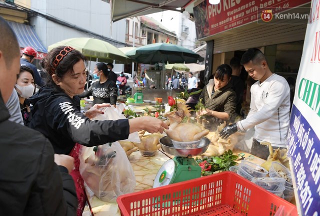 Theo một người b&aacute;n h&agrave;ng cho biết, tại đ&acirc;y lượng người đổ dồn về mua h&agrave;ng từ 6h s&aacute;ng