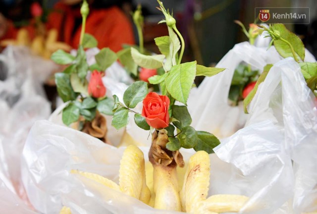 Chợ gà cúng 30 Tết hỗn loạn, giành giật để mua dù giá gà tăng cao cả triệu đồng/con - Ảnh 4 Chợ gà cúng 30 Tết hỗn loạn, giành giật để mua dù giá gà tăng cao cả triệu đồng/con - Ảnh 4
