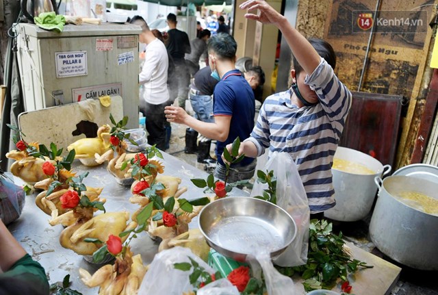 Nhiều nh&acirc;n vi&ecirc;n tại đ&acirc;y đầm đ&igrave;a mồ h&ocirc;i để phục vụ kh&aacute;ch h&agrave;ng