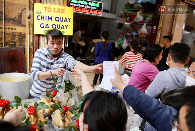 Do sợ phải chờ l&acirc;u v&agrave; hết h&agrave;ng, nhiều người đ&atilde; phải đặt h&agrave;ng từ nhiều h&ocirc;m trước