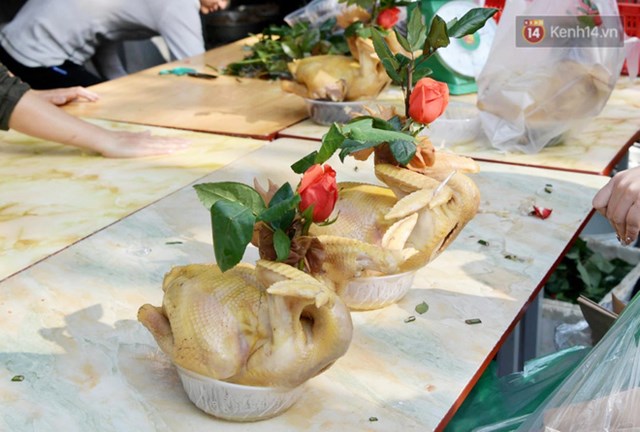 Chợ gà cúng 30 Tết hỗn loạn, giành giật để mua dù giá gà tăng cao cả triệu đồng/con - Ảnh 5 Chợ gà cúng 30 Tết hỗn loạn, giành giật để mua dù giá gà tăng cao cả triệu đồng/con - Ảnh 5