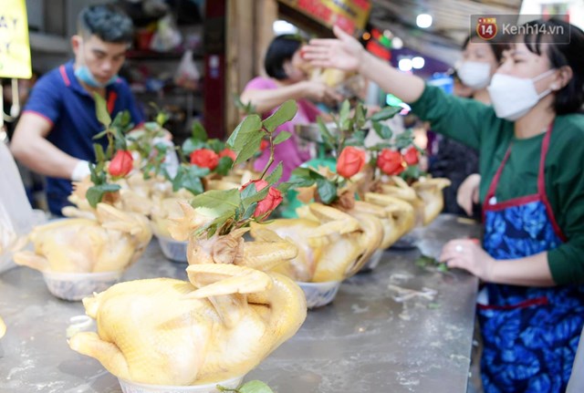 Những ch&uacute; g&agrave; c&uacute;ng xếp h&agrave;ng bầy tr&ecirc;n b&agrave;n chờ nguội để bọc v&agrave;o nilon