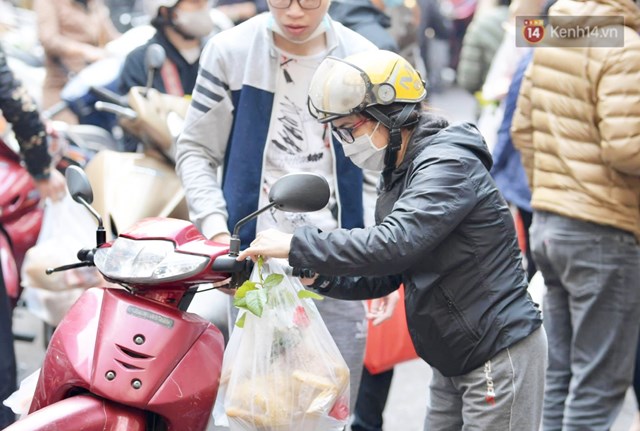 Một kh&aacute;ch h&agrave;ng sau khi chọn cho m&igrave;nh ch&uacute; g&agrave; ưng &yacute; vội v&atilde; di chuyển về nh&agrave;