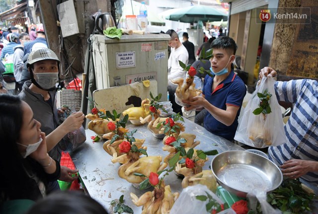 V&agrave; li&ecirc;n tục đ&ocirc;ng đ&uacute;c, ồn &agrave;o v&igrave; ai cũng vội v&atilde; cho ng&agrave;y gi&aacute;p Tết