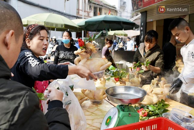 Nhiều gia đ&igrave;nh sau khi dọn dẹp nh&agrave; cửa vội v&atilde; l&ecirc;n đ&acirc;y mua h&agrave;ng hoặc lấy g&agrave; c&uacute;ng đ&atilde; đặt từ trước