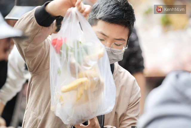 Chợ gà cúng 30 Tết hỗn loạn, giành giật để mua dù giá gà tăng cao cả triệu đồng/con - Ảnh 2