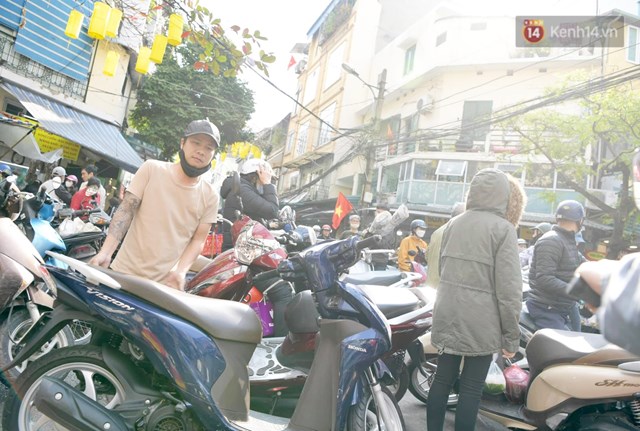 Đội tr&ocirc;ng xe dựng tr&agrave;n ra cả l&ograve;ng đường khiến giao th&ocirc;ng &ugrave;n tắc nghi&ecirc;m trọng