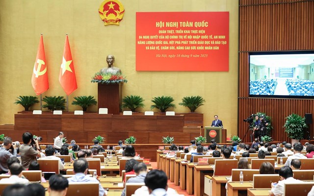 Thủ tướng Ch&iacute;nh phủ Phạm Minh Ch&iacute;nh truyền đạt chuy&ecirc;n đề về Nghị quyết 71 tại Hội nghị. Ảnh: VGP