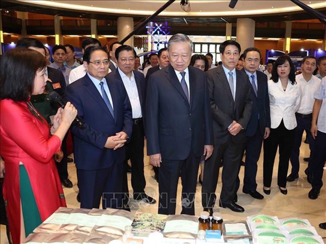 Tổng B&iacute; thư T&ocirc; L&acirc;m v&agrave; c&aacute;c đồng ch&iacute; L&atilde;nh đạo Đảng, Nh&agrave; nước tham quan triển l&atilde;m &ldquo;Những th&agrave;nh tựu nổi bật trong ng&agrave;nh y tế v&agrave; gi&aacute;o dục&rdquo;. Ảnh: TTXVN