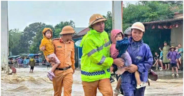 Cảnh sát giao thông Thanh Hóa: Hỗ trợ người dân vượt qua mưa lũ