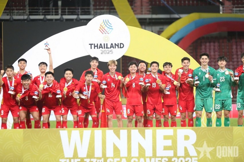 U22 Việt Nam nhận huy chương vàng SEA Games 33. Ảnh: HOÀNG MINH.