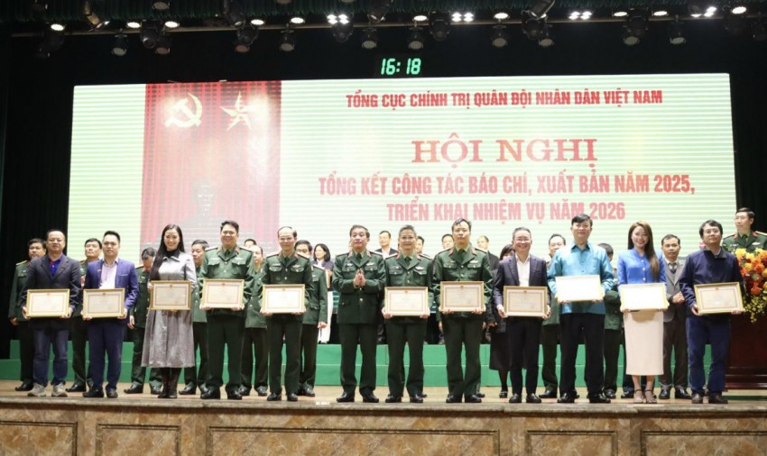 Báo Pháp luật Việt Nam nhận Bằng khen của Bộ Quốc phòng